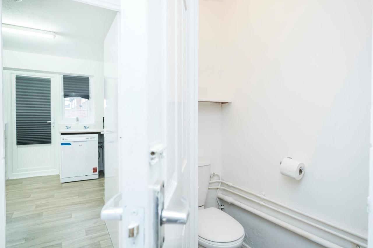 Spacious 3 Bed 1 Bath Hse W Guest Toilet W Parking Near Excel - E16 London Luaran gambar