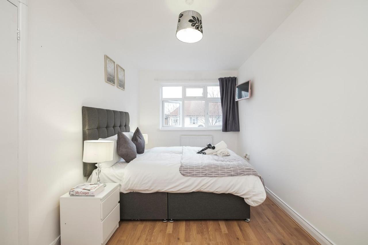 Spacious 3 Bed 1 Bath Hse W Guest Toilet W Parking Near Excel - E16 London Luaran gambar