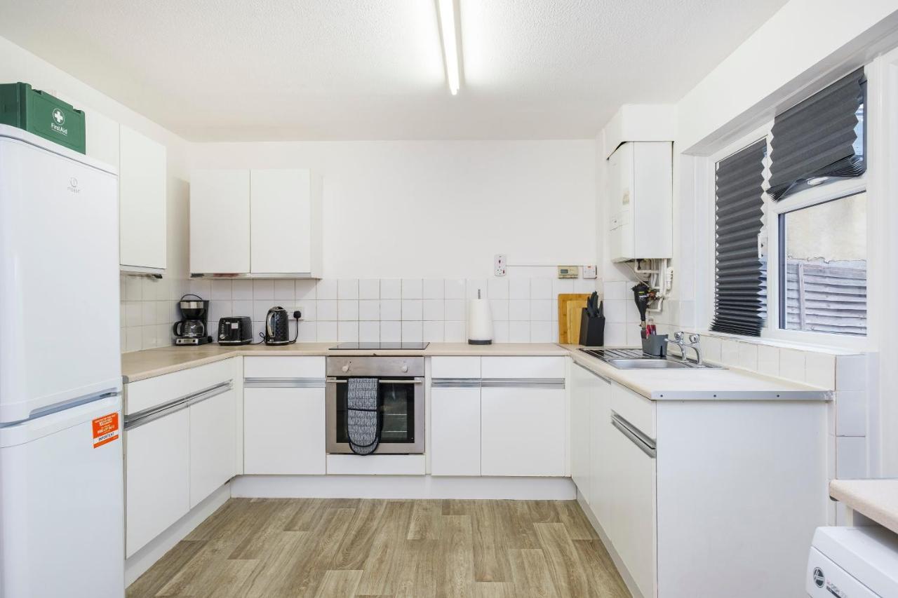 Spacious 3 Bed 1 Bath Hse W Guest Toilet W Parking Near Excel - E16 London Luaran gambar