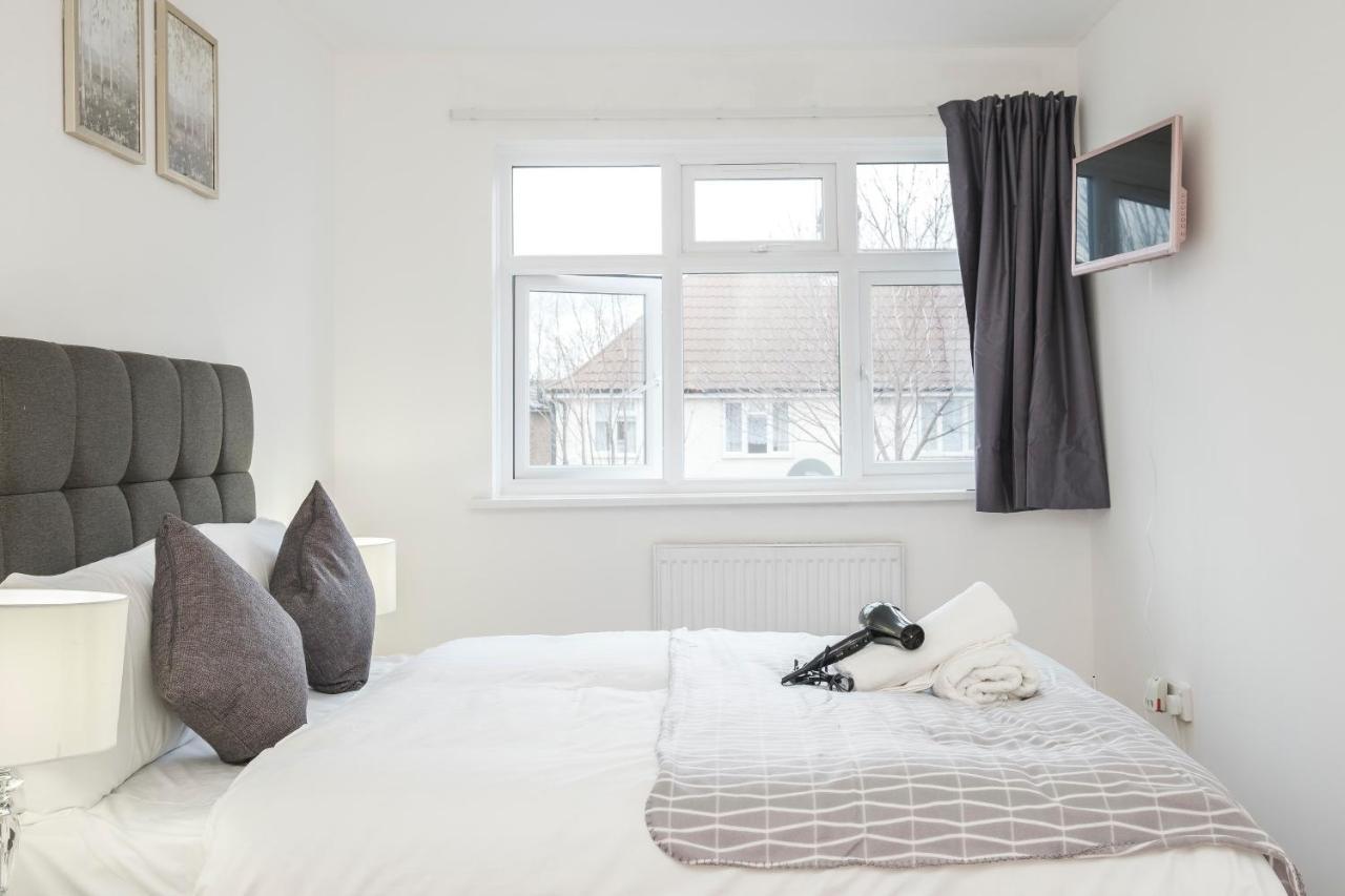 Spacious 3 Bed 1 Bath Hse W Guest Toilet W Parking Near Excel - E16 London Luaran gambar