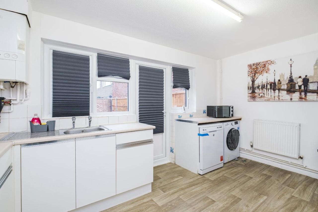 Spacious 3 Bed 1 Bath Hse W Guest Toilet W Parking Near Excel - E16 London Luaran gambar
