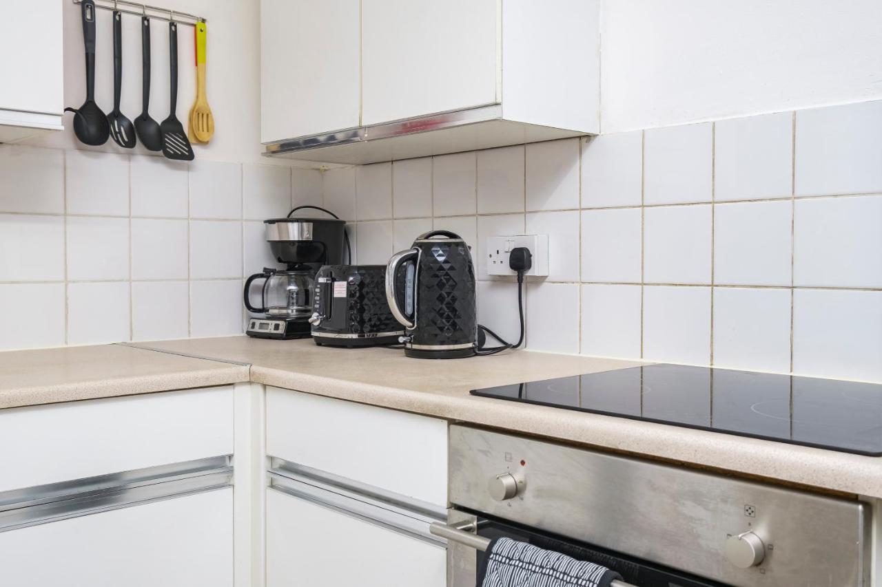 Spacious 3 Bed 1 Bath Hse W Guest Toilet W Parking Near Excel - E16 London Luaran gambar