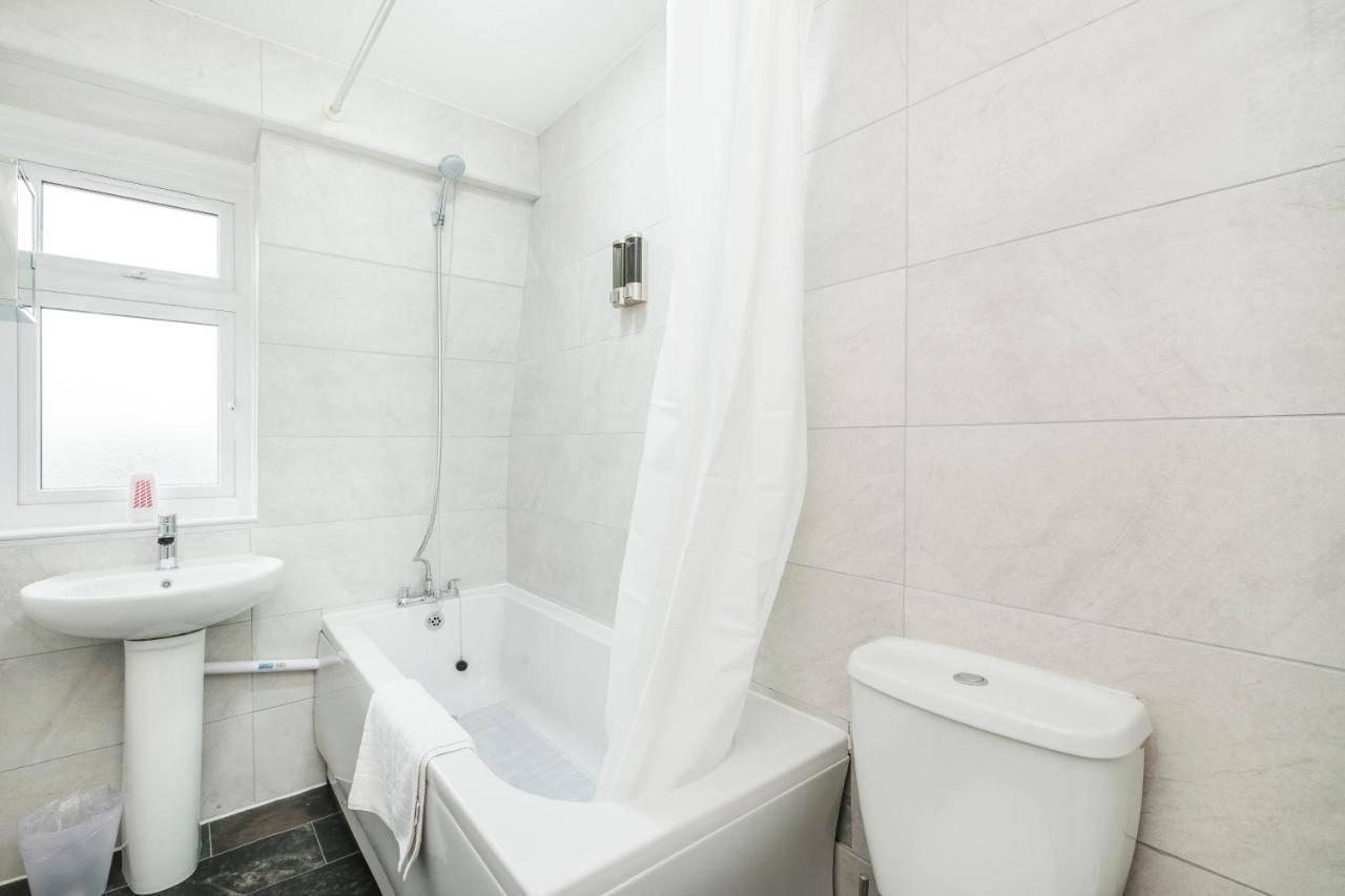 Spacious 3 Bed 1 Bath Hse W Guest Toilet W Parking Near Excel - E16 London Luaran gambar
