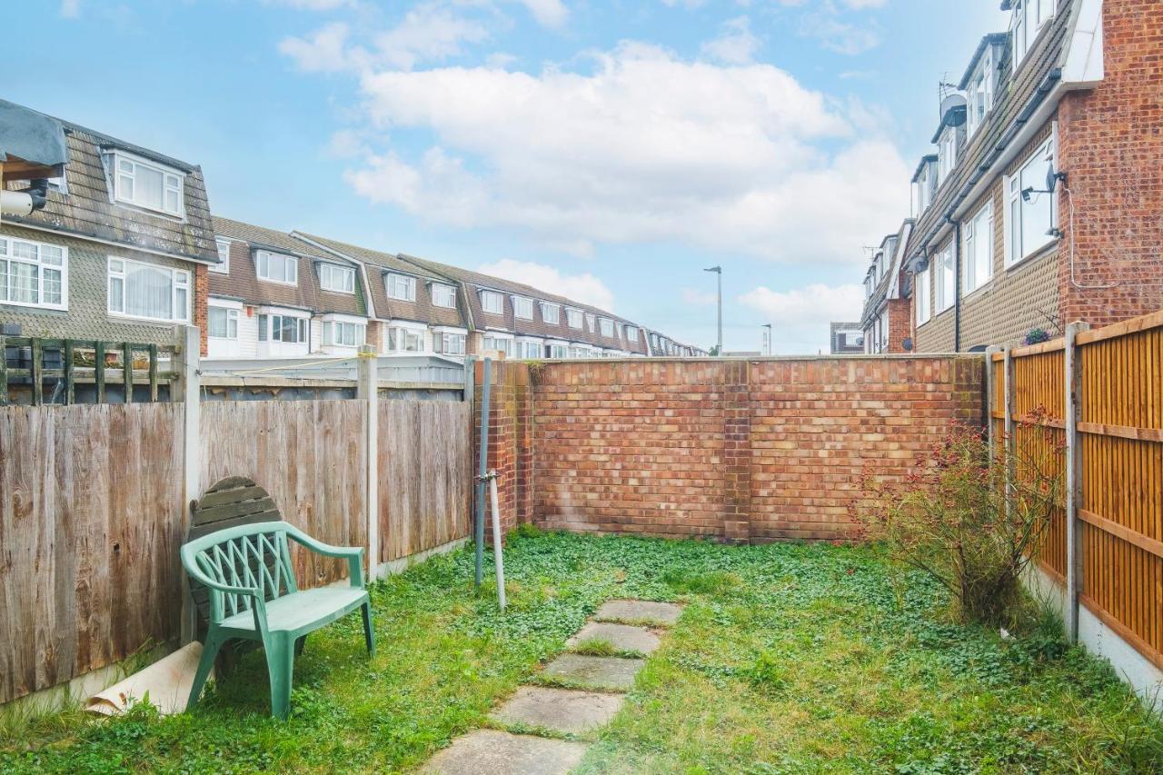 Spacious 3 Bed 1 Bath Hse W Guest Toilet W Parking Near Excel - E16 London Luaran gambar