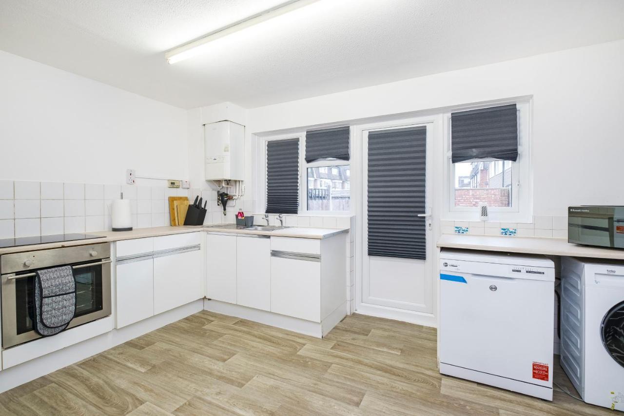 Spacious 3 Bed 1 Bath Hse W Guest Toilet W Parking Near Excel - E16 London Luaran gambar